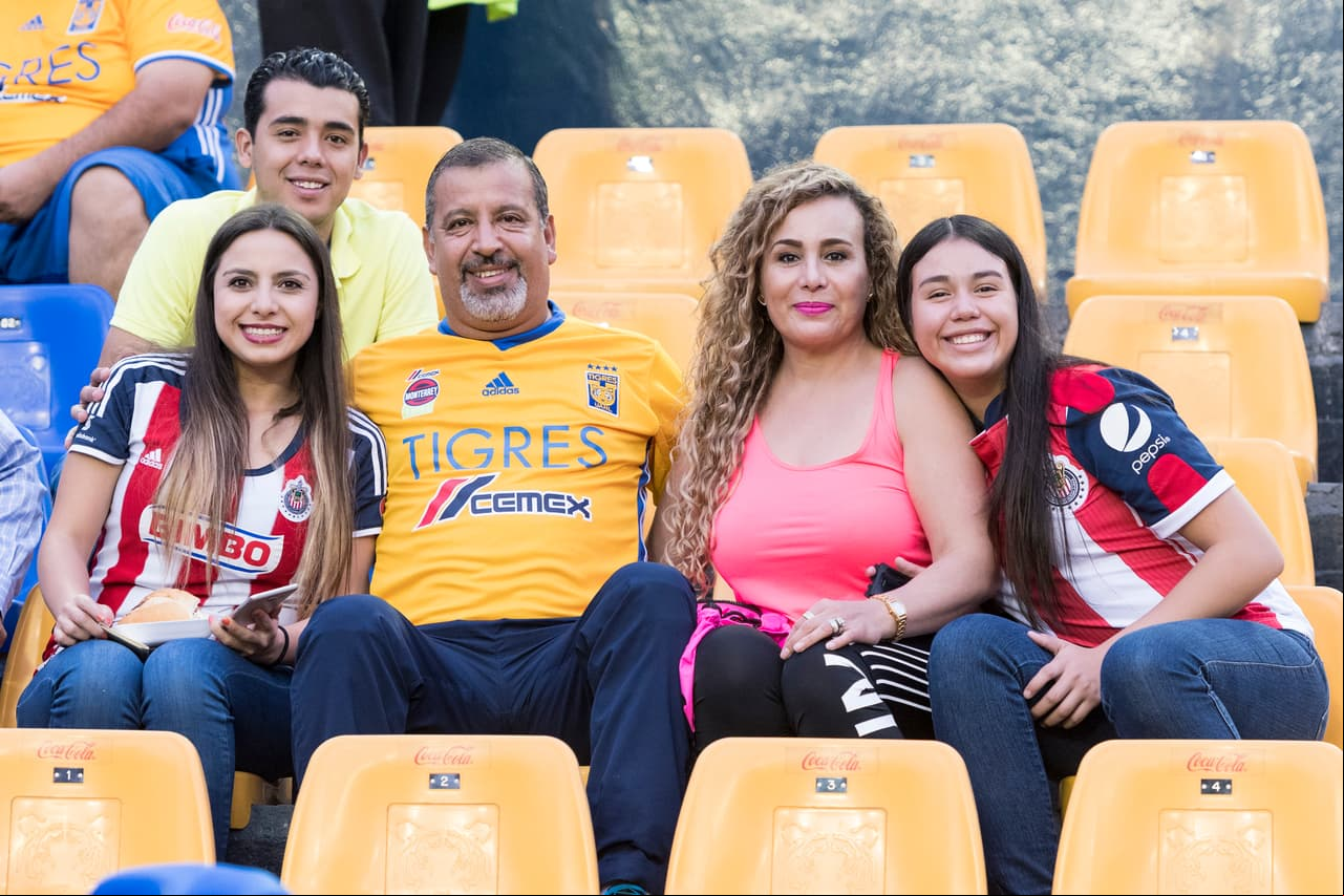 En las gradas, las familias pudieron disfrutar de un buen partido, sin importar la diversidad de aficiones.