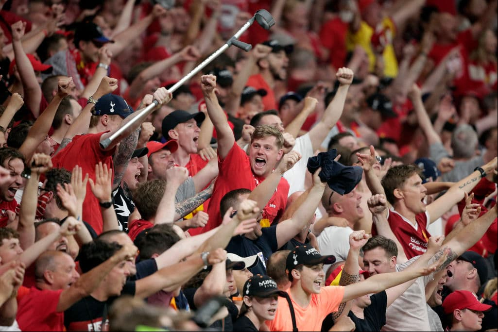 Los fanáticos del Liverpool exploraron en júbilo tras la terminación de la Final de la UEFA Champions League.
