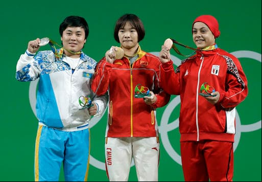  Xiang Yanmel debuta como olímpica con el oro en 69 kilos