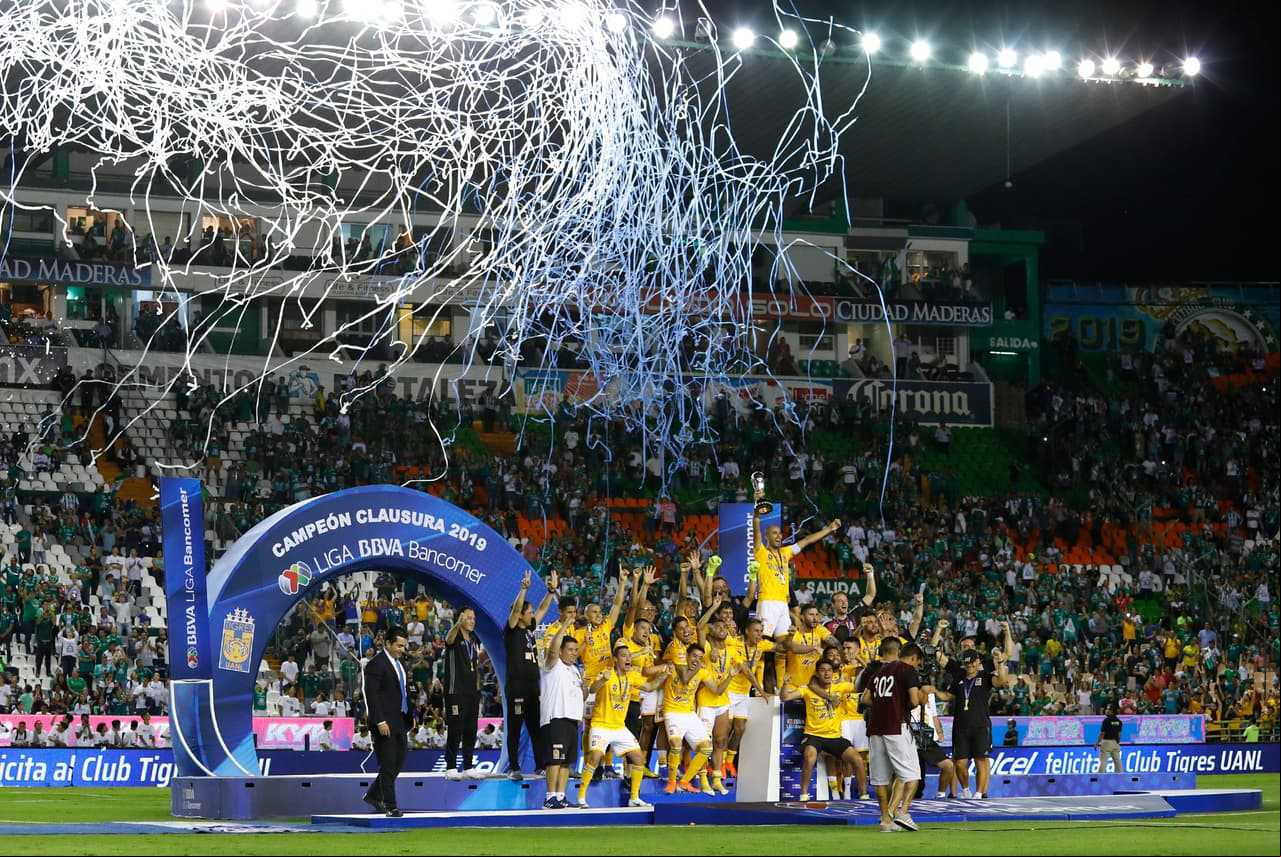 ¡Tigres se proclama Campeón del fútbol mexicano! Los felinos regiomontanos cosecharon su séptimo título de la Liga MX y se cuelan, aunque muchos se sigan negando a aceptarlo, entre los grandes del balompié azteca. Luego de superar en una Final de un solo gol a los Esmeraldas del León, así se dieron los festejos de los Tigres en patio ajeno, imágenes para el recuerdo y que hay que darse un tiempo para echarles un ojo, sobre todo la fiel afición de los felinos regios.