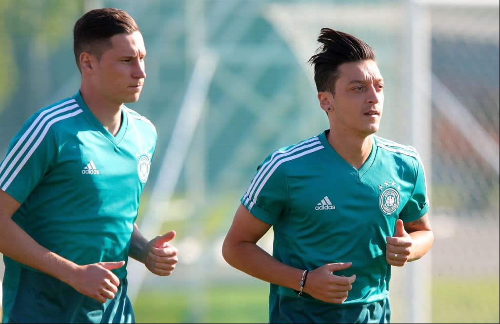 Dos portentos de la selección teutona, a la izquierda el joven lateral Joshua Kimmich, del Bayern Munich, y a la derecha Mezut Ozil, del Arsenal.