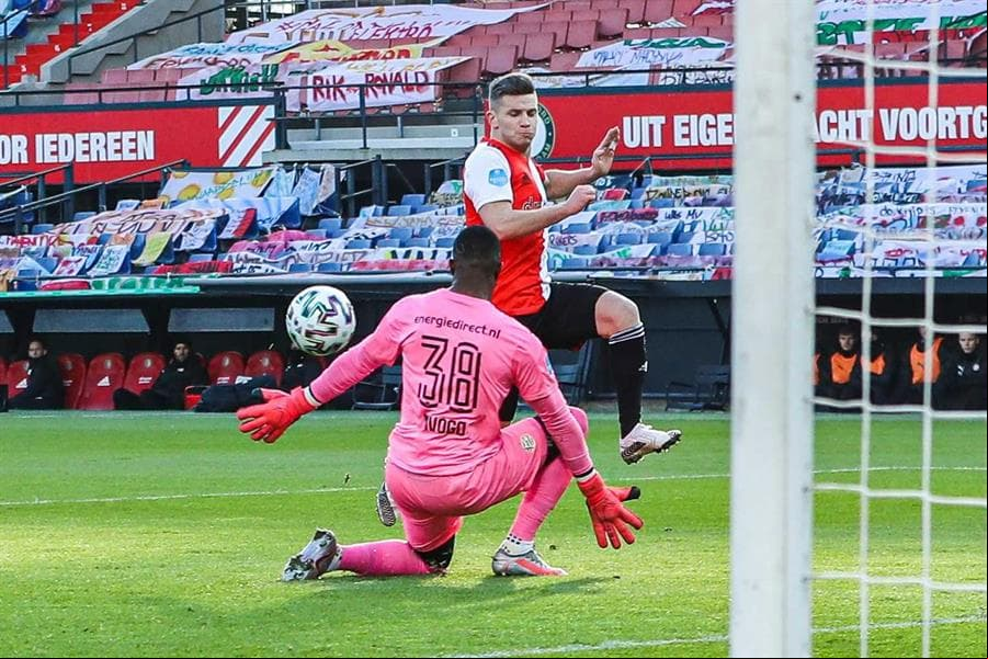 Feyenoord no dio tregua y venció al PSV 3-1. Mark Diemers, Steven Berghuis y Bryan Linssen dieron la victoria para su equipo, mientras que el gol solitario para el Eindhoven fue de Ibrahim Sangaré. El mexicano Erick Gutiérrez no tuvo minutos en cancha.