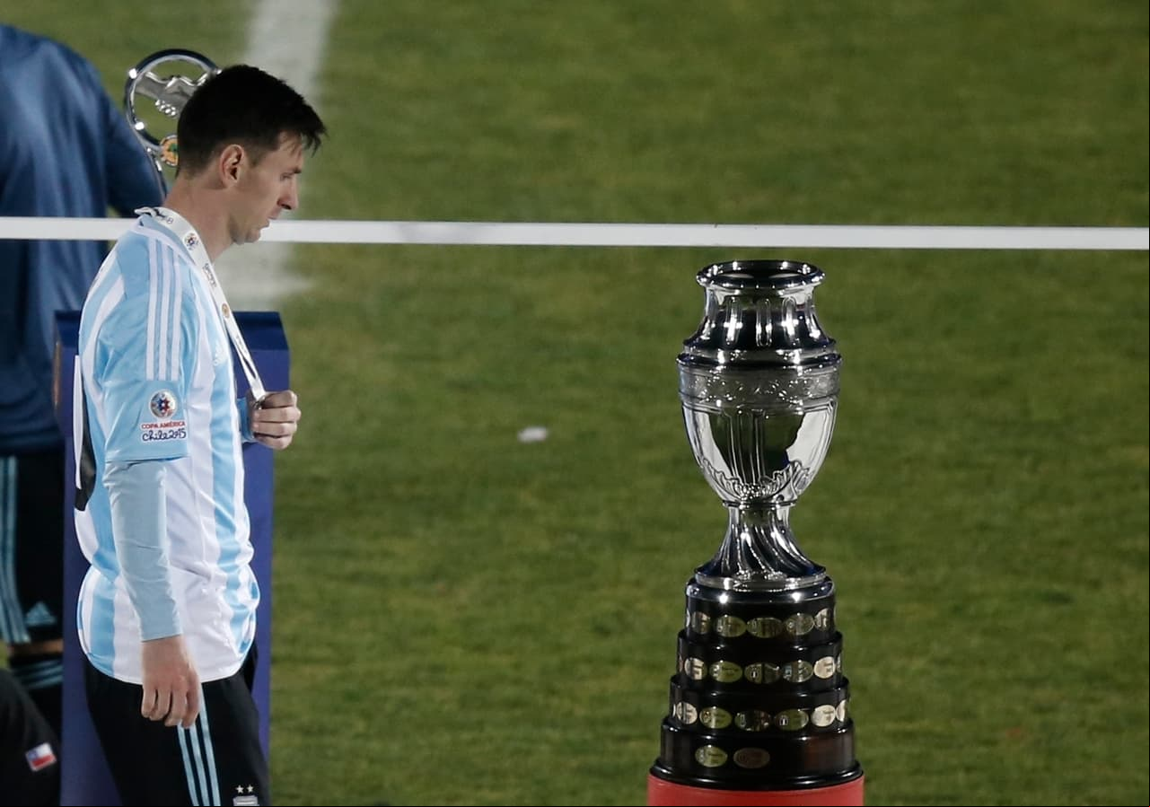 'La Pulga' no pudo con la idea de haber perdido otra final y anunció públicamente su retiro de la selección.