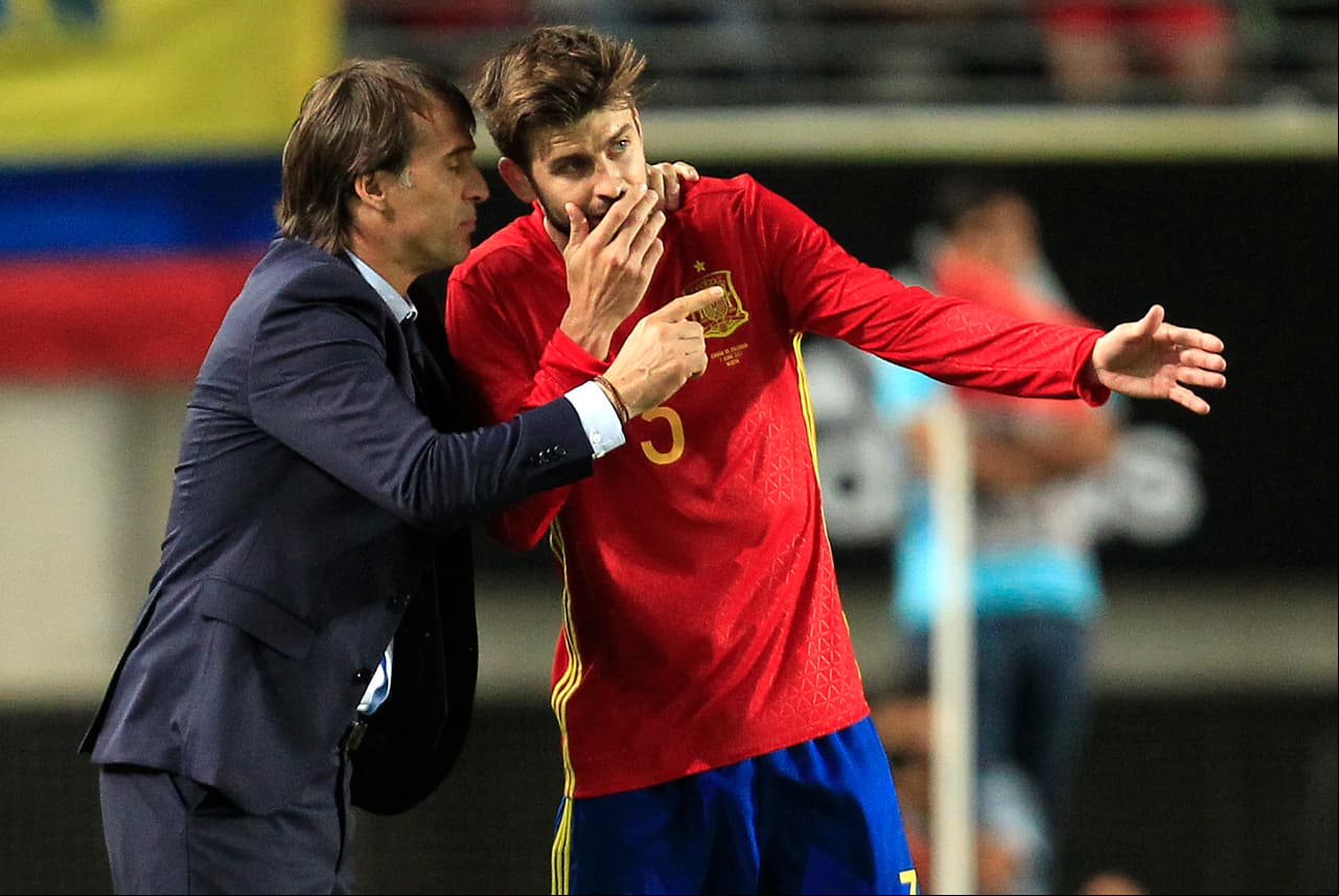 Piqué y su técnico empezaron a notar las debilidades de su defensa y los peligros del ataque colombiano.