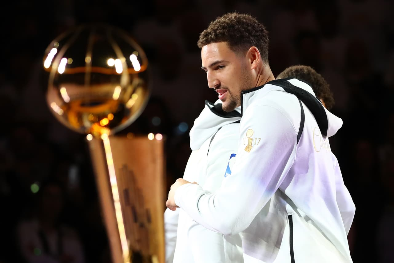 Klay Thompson recibe su segundo anillo de campeón en 3 años.