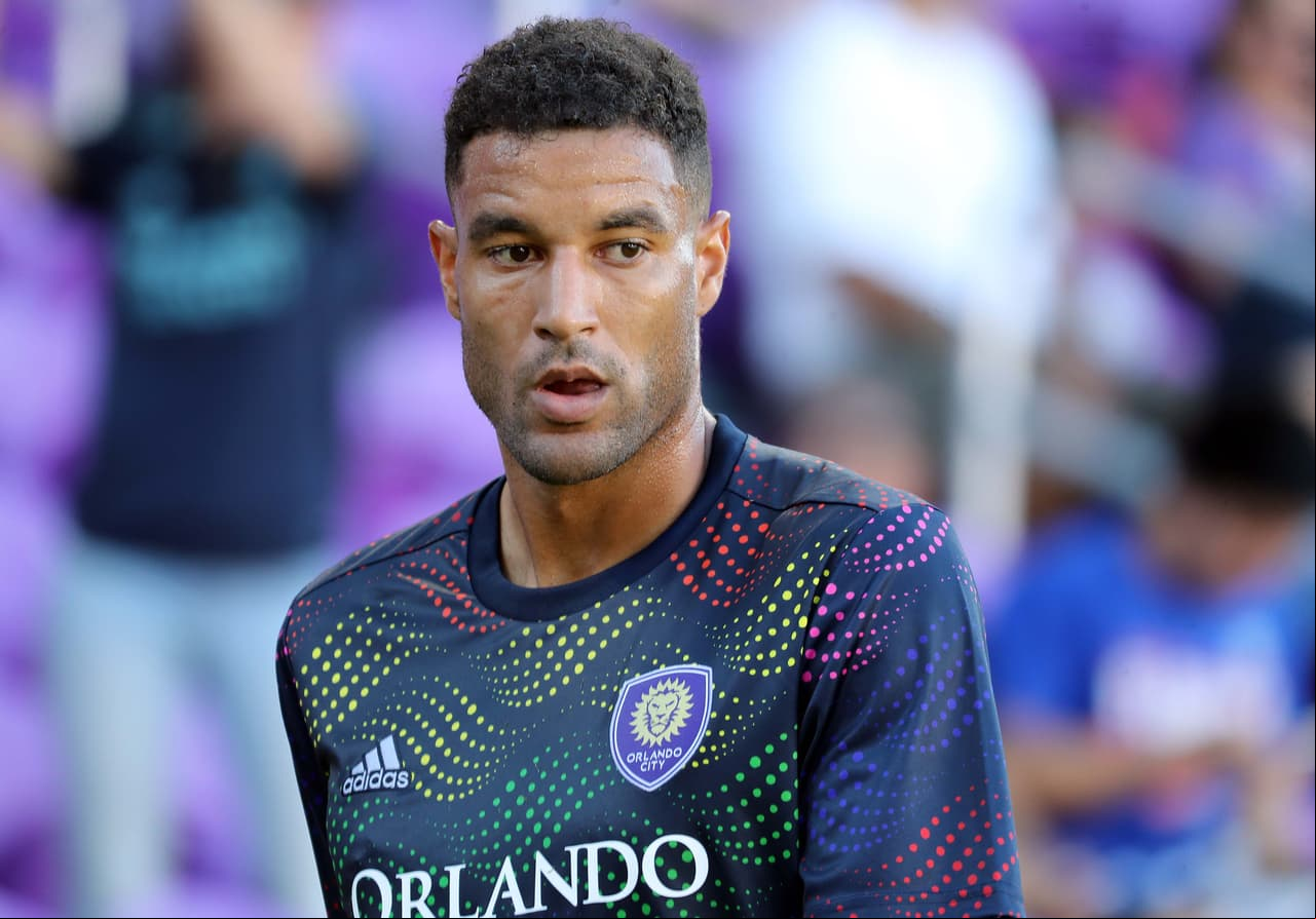 Los jugadores de Orlando City usaron camisetas de la línea PRIDE durante el calentamiento previo al encuentro frente a LA Galaxy.