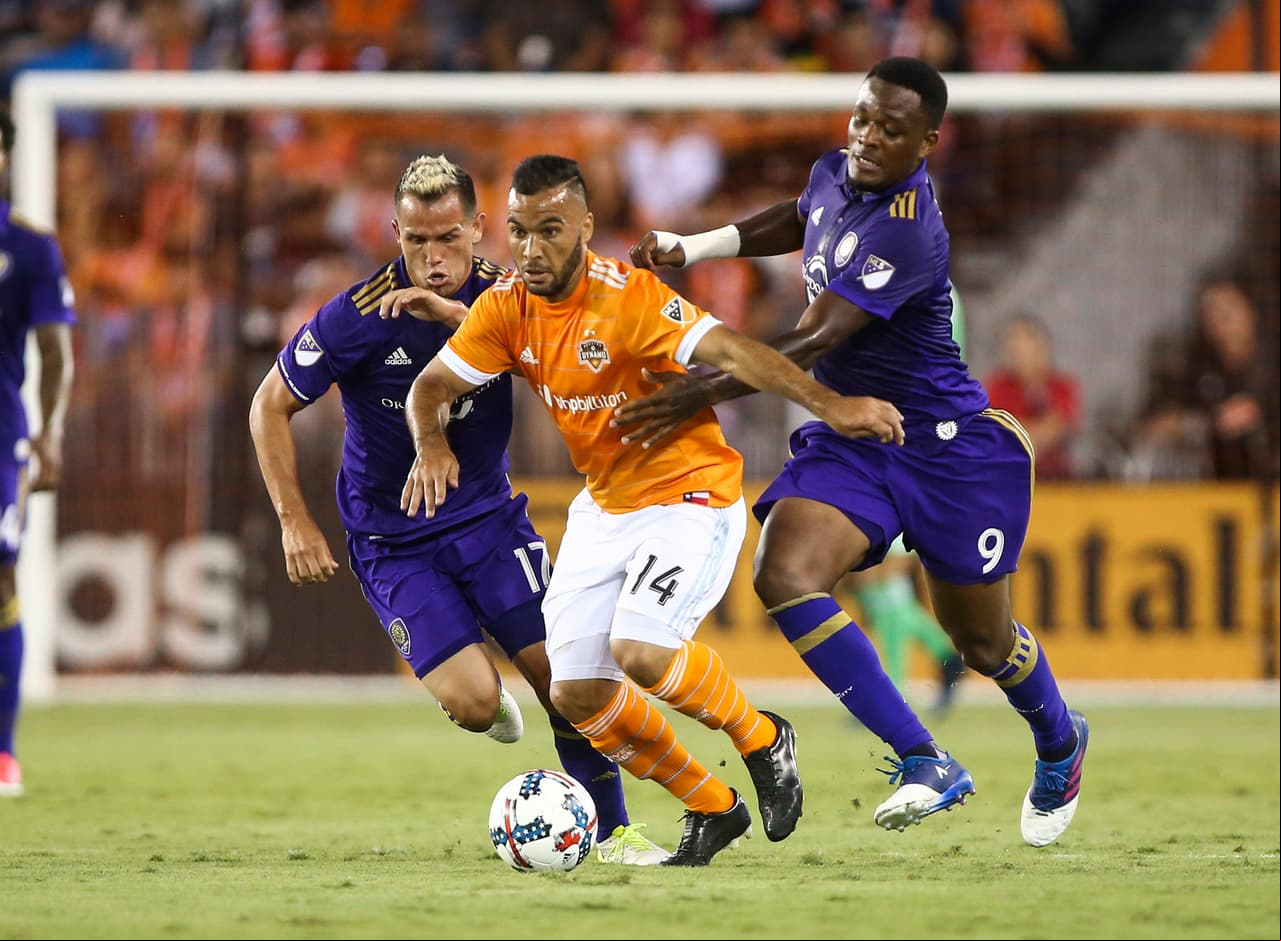 Con dos asistencias, el volante brasileño Alex fue uno de los mejores futbolistas de Houston Dynamo, qye se impuso por 4-0 a un Orlando City SC que parecía imparable. (USA Today Images)