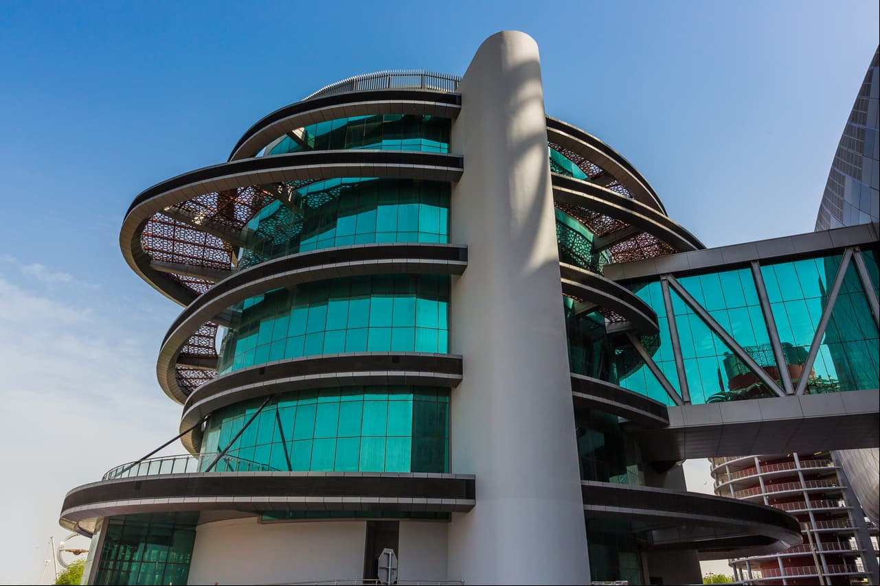 "Cuando diseñamos la tecnología, el viento fue el factor que más tuvimos en cuenta, para asegurarnos de que el aire frío no se saliese del recinto. En el túnel del viento de la Universidad de Qatar simulamos diferentes velocidades del mismo; y la actual apertura del techo nos permite hacer la refrigeración eficiente y evitar que se escape el aire frío", indicó el ingeniero.