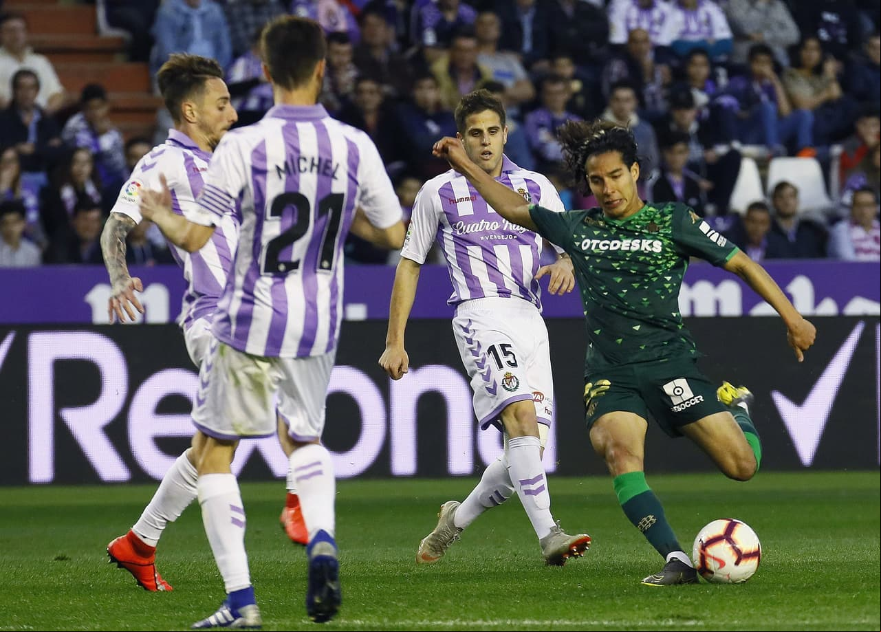 El mexicano Diego Lainez (derecha) fue titular y sustituido para el segundo tiempo, mientras su compatriota Andrés Guardado ingresó al minuto 35.