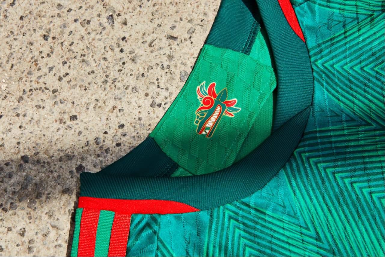 Con el lema, “El origen que nos une”, la nueva playera de México regresa a sus orígenes al utilizar los colores de la bandera --verde, blanco y rojo--.