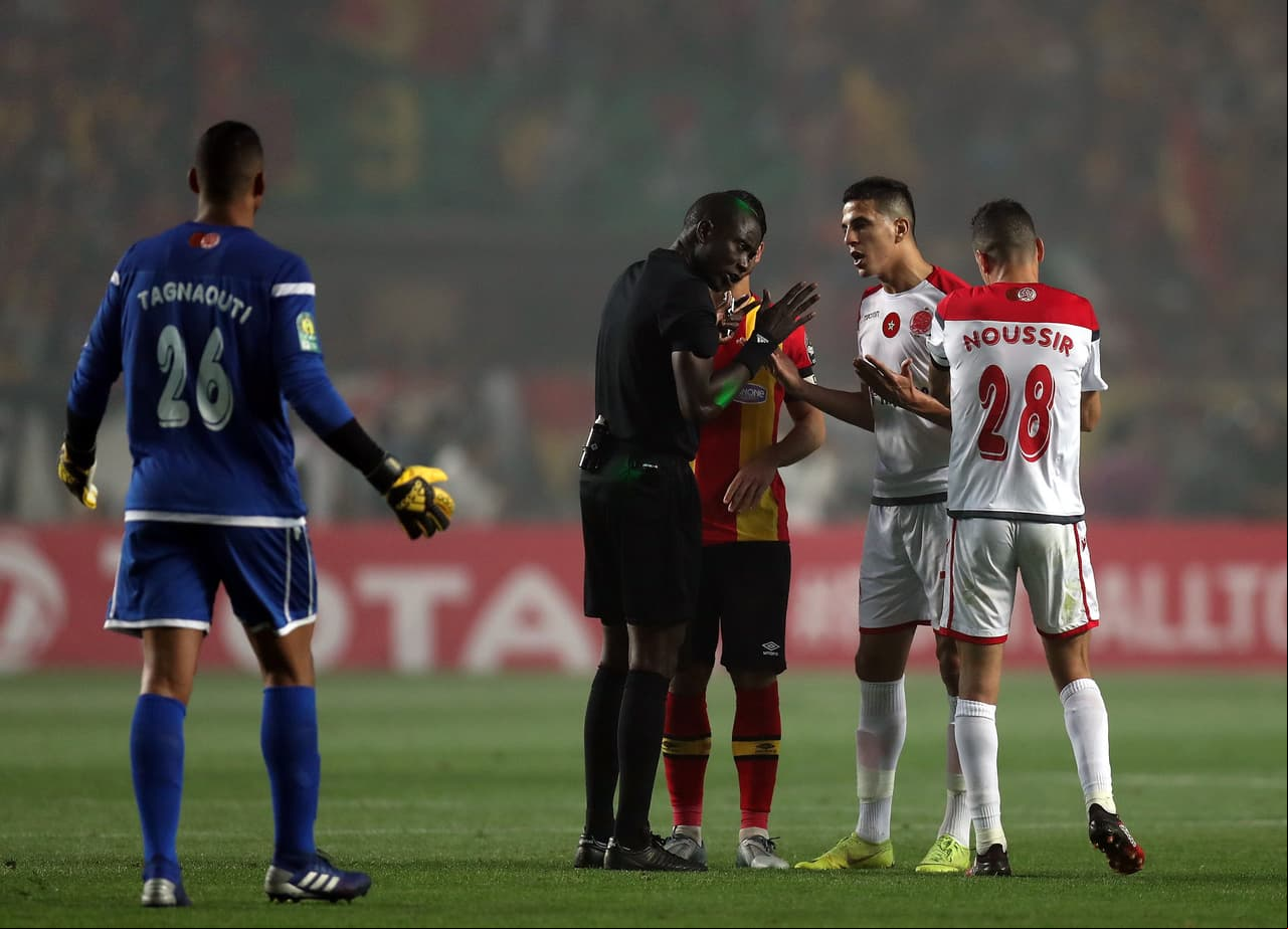 Los jugadores reclamaron al árbitro Bakary Gassama de Gambia, que no podía usar el VAR para revisar la jugada porque se había dañado.