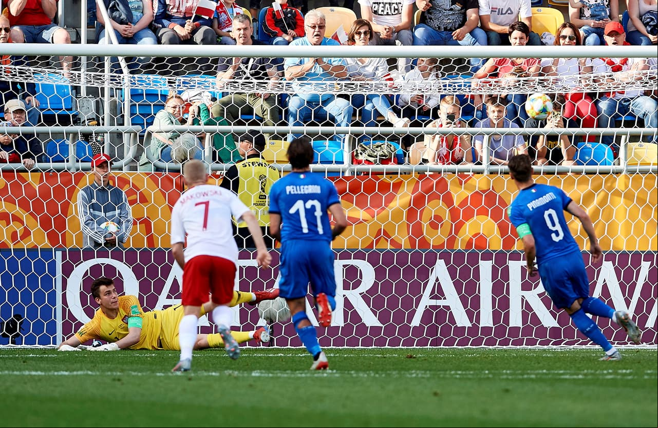 Andrea Pinamonti marcó al minuto 38 del primer tiempo de penalti el gol de apertura de marcador para Italia, clave en el juego.