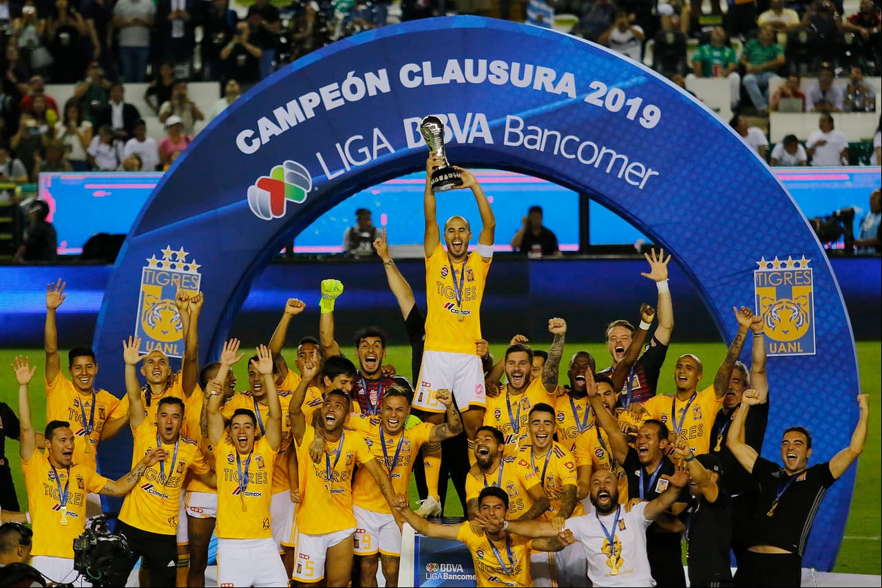 ¡Tigres se proclama Campeón del fútbol mexicano! Los felinos regiomontanos cosecharon su séptimo título de la Liga MX y se cuelan, aunque muchos se sigan negando a aceptarlo, entre los grandes del balompié azteca. Luego de superar en una Final de un solo gol a los Esmeraldas del León, así se dieron los festejos de los Tigres en patio ajeno, imágenes para el recuerdo y que hay que darse un tiempo para echarles un ojo, sobre todo la fiel afición de los felinos regios.